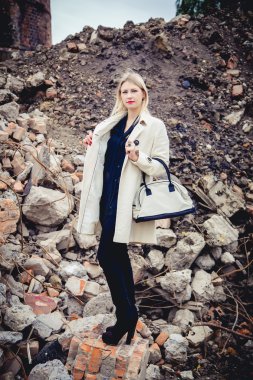 Kız beyaz bir ceket, kadın giyim yeni bir koleksiyon