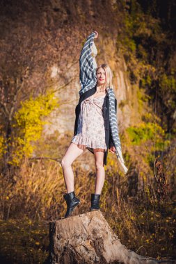 Kız seksi bir elbise ve bir eşarp, yeni bir koleksiyon