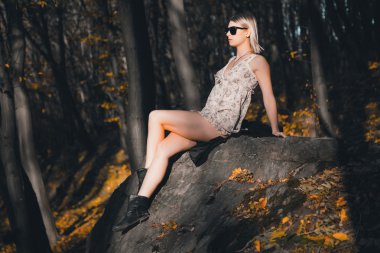 Seksi kız ormanda, güzellik moda