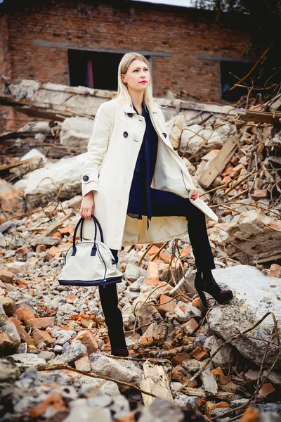 A menina de casaco branco, uma nova coleção de roupas femininas — Fotografia de Stock