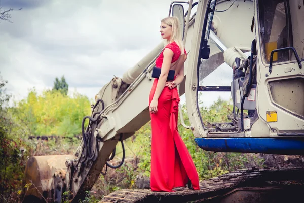 A menina no vestido vermelho nova coleção de roupas — Fotografia de Stock