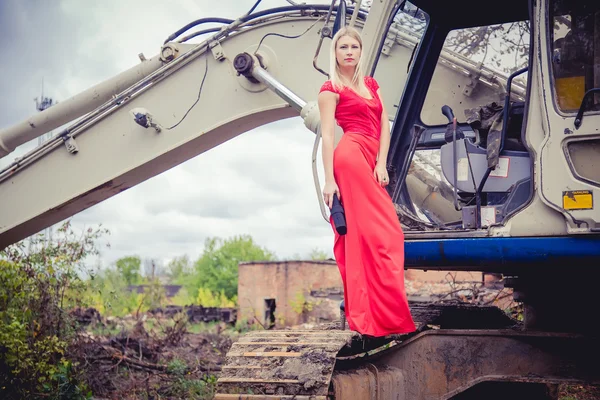 La chica en el vestido rojo nueva colección de ropa — Foto de Stock