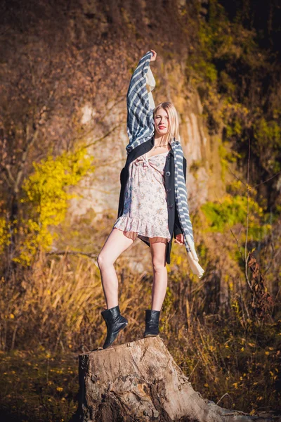 Chica en un vestido sexy y una bufanda, una nueva colección — Foto de Stock