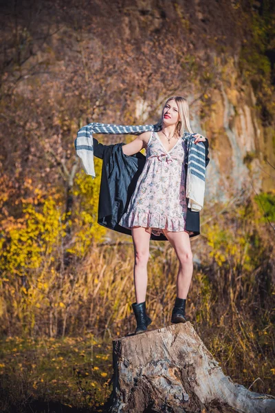 Chica en un vestido sexy y una bufanda, una nueva colección — Foto de Stock