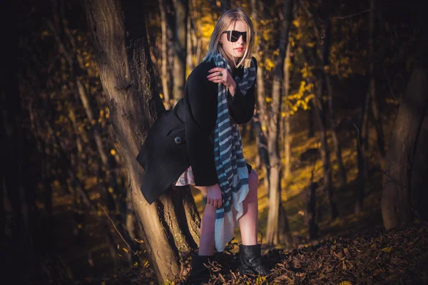 Chica de abrigo y gafas de sol chern? h nueva colección de ropa — Foto de Stock