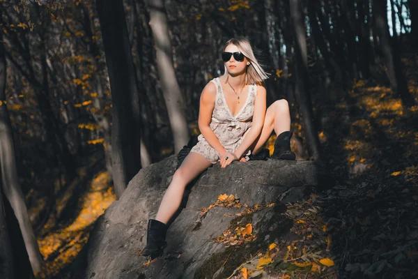 Chica sexy en el bosque, moda de belleza — Foto de Stock