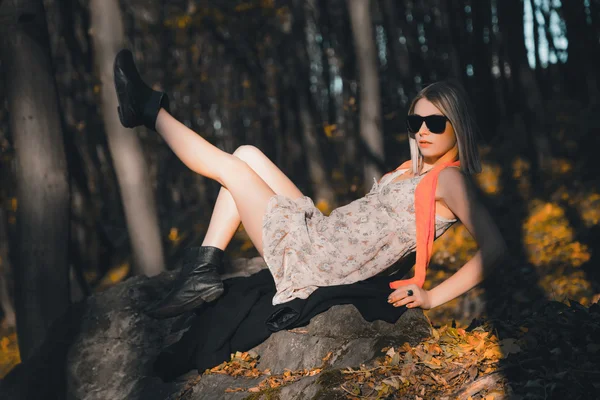 Chica sexy en el bosque, moda de belleza — Foto de Stock