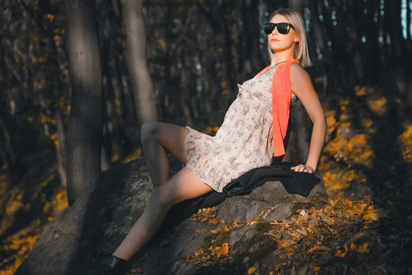 Сексуальна дівчина в лісі, краса моди — стокове фото