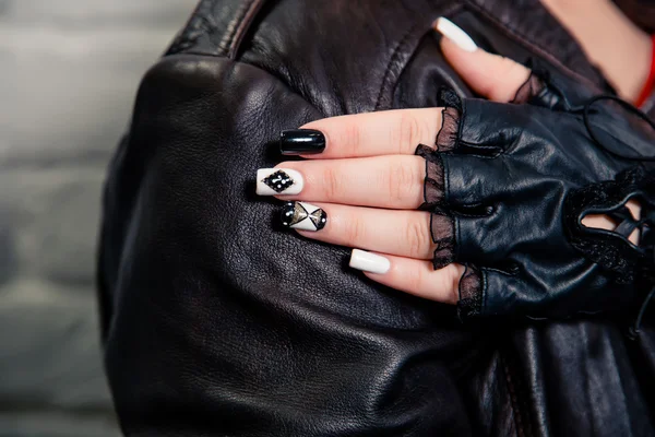 De stijlvolle manicure vrouwen op een achtergrond van een bakstenen muur — Stockfoto