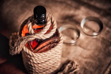  şişe viski ve gözlük, alkol bourbon viski saçma