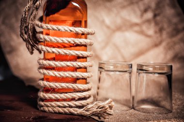  şişe viski ve gözlük, alkol bourbon viski saçma