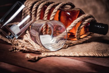 Viski şık Fotoğraflar, brendi ve bourbon ahşap arka plan üzerinde