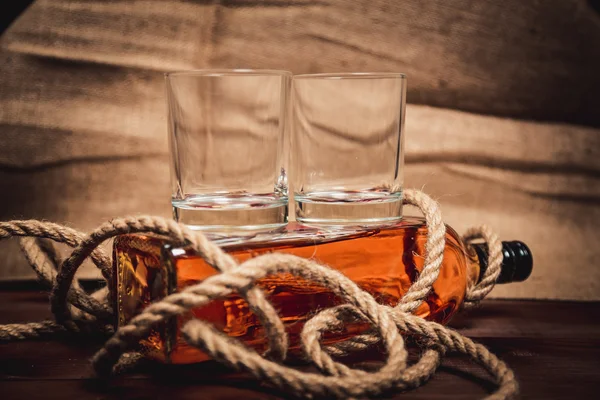 Flasche Whisky und Gläser, Alkohol Bourbon Whisky Nonsens — Stockfoto