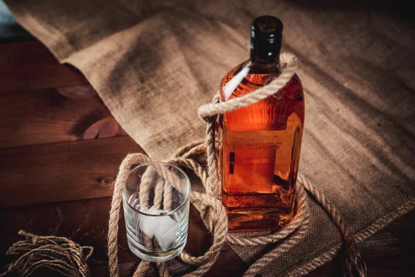 Szkło whisky z lodem, butelkę whisky i liny — Zdjęcie stockowe