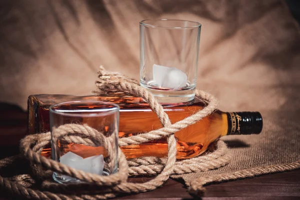 氷、ウイスキーのボトルとロープでウイスキー グラス — ストック写真