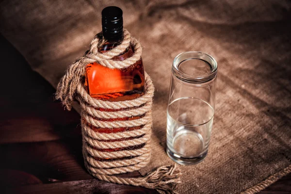 Flasche Whisky und Gläser, Alkohol Bourbon Whisky Nonsens — Stockfoto
