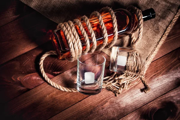 Whiskey stilvolle Fotos, Brandy und Bourbon auf dem Holzgrund — Stockfoto