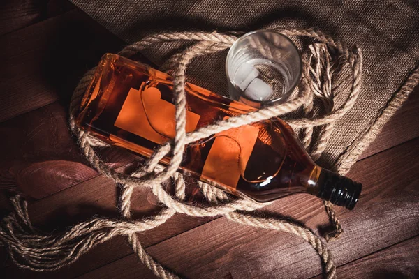 木製の背景にバーボン、ブランデー ウイスキー スタイリッシュな写真 — ストック写真