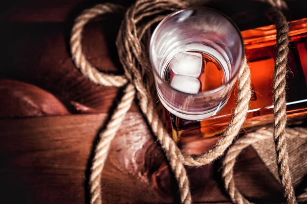 Glas Whisky mit Eis, eine Flasche Single Malt Whiskey — Stockfoto