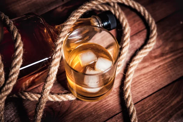 Glazen voor whisky met ijs, een fles van single malt whisky — Stockfoto