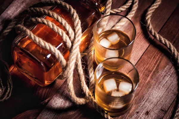 Glas Whisky mit Eis, eine Flasche Single Malt Whiskey — Stockfoto