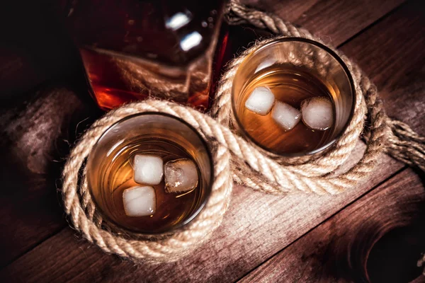 Verwandte Gläser Whisky, ein Zeichen der Unendlichkeit — Stockfoto