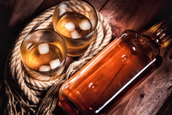 İlgili bardak viski ve bir şişe çubuğu