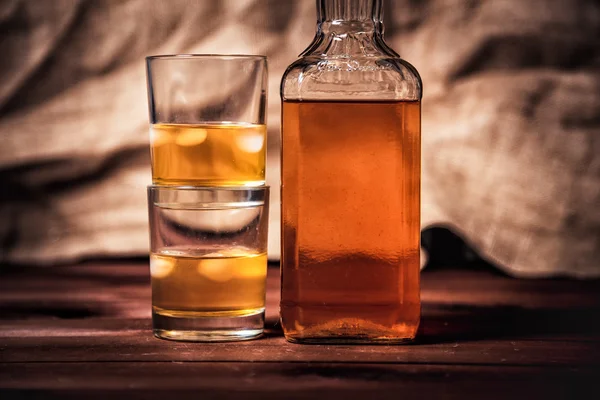 Glas Whisky mit Eis, eine Flasche Single Malt Whiskey — Stockfoto