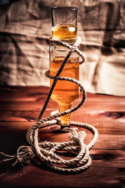 Balance, leichte Whiskeyflasche und ein Glas Whisky — Stockfoto