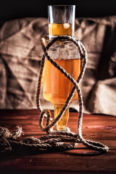 Balance, leichte Whiskeyflasche und ein Glas Whisky — Stockfoto