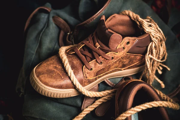 Sneakers för vandring, snygga kläder — Stockfoto