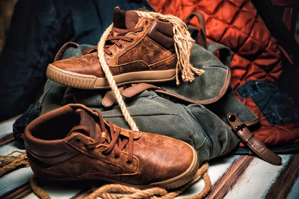 Baskets pour la marche, vêtements élégants — Photo