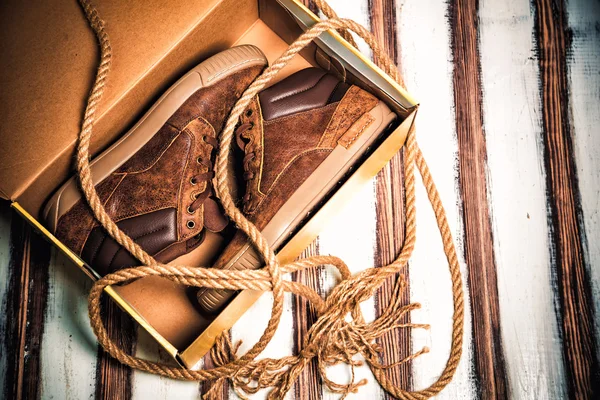 Os sapatos masculinos elegantes novos em uma caixa — Fotografia de Stock