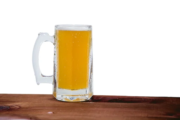 Light bier op de balk op een witte achtergrond — Stockfoto