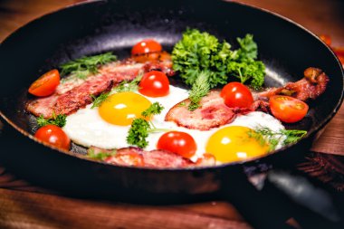 Çırpılmış yumurta ile pastırma lezzetli breakfast