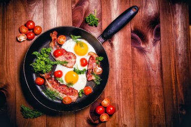 Çırpılmış yumurta ile pastırma lezzetli breakfast