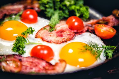 Çırpılmış yumurta ile pastırma lezzetli breakfast