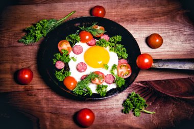 Omlet sosis leziz kahvaltı ile