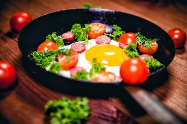 Omlet sosis leziz kahvaltı ile