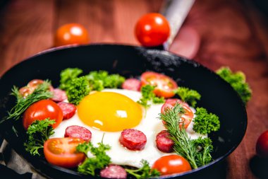 Omlet sosis leziz kahvaltı ile