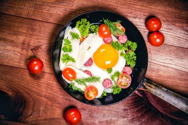 Omlet sosis leziz kahvaltı ile