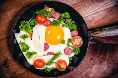 Omlet sosis leziz kahvaltı ile