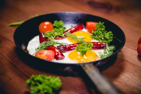 Míchaná vejce s lahodnou snídani párek — Stock fotografie