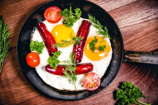 Huevos revueltos con salchicha delicioso desayuno — Foto de Stock