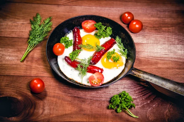 Ovos mexidos com salsicha delicioso café da manhã — Fotografia de Stock