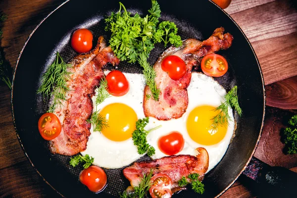 Ovos mexidos com bacon delicioso café da manhã — Fotografia de Stock