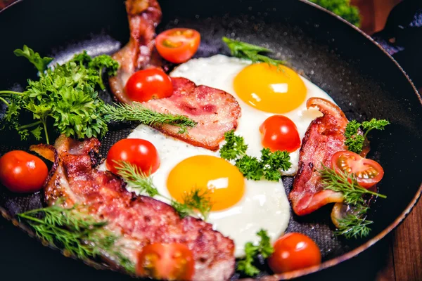Huevos revueltos con tocino delicioso desayuno —  Fotos de Stock