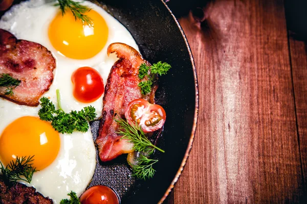 Huevos revueltos con tocino delicioso desayuno — Foto de Stock