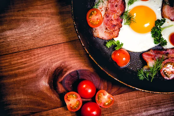 Huevos revueltos con tocino delicioso desayuno —  Fotos de Stock