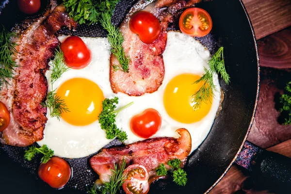 Míchaná vejce se slaninou lahodnou snídaní — Stock fotografie